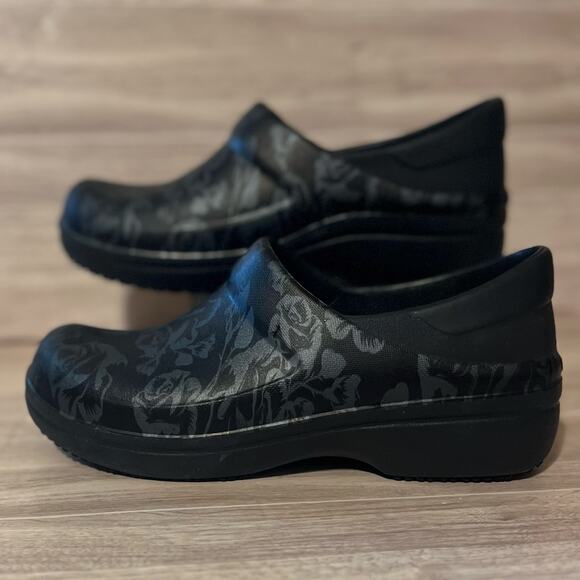 Crocs Neria Pro II Womens 7 Clogs Shoes Floral Black Work Slip Resistant Slip On - Picture 1 of 7